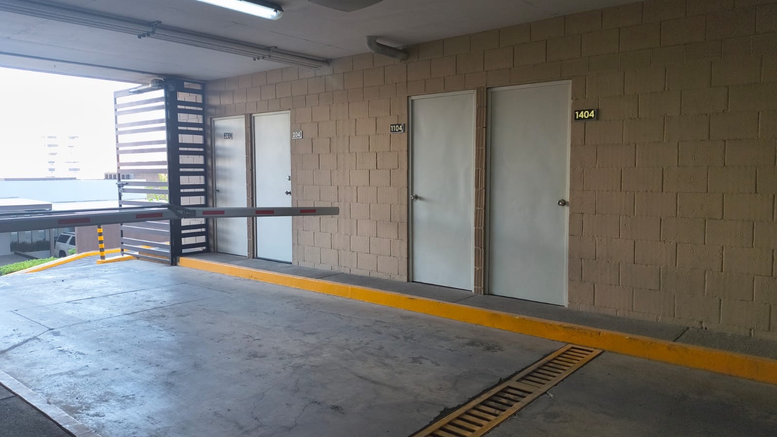 Acceso interior y estacionamiento