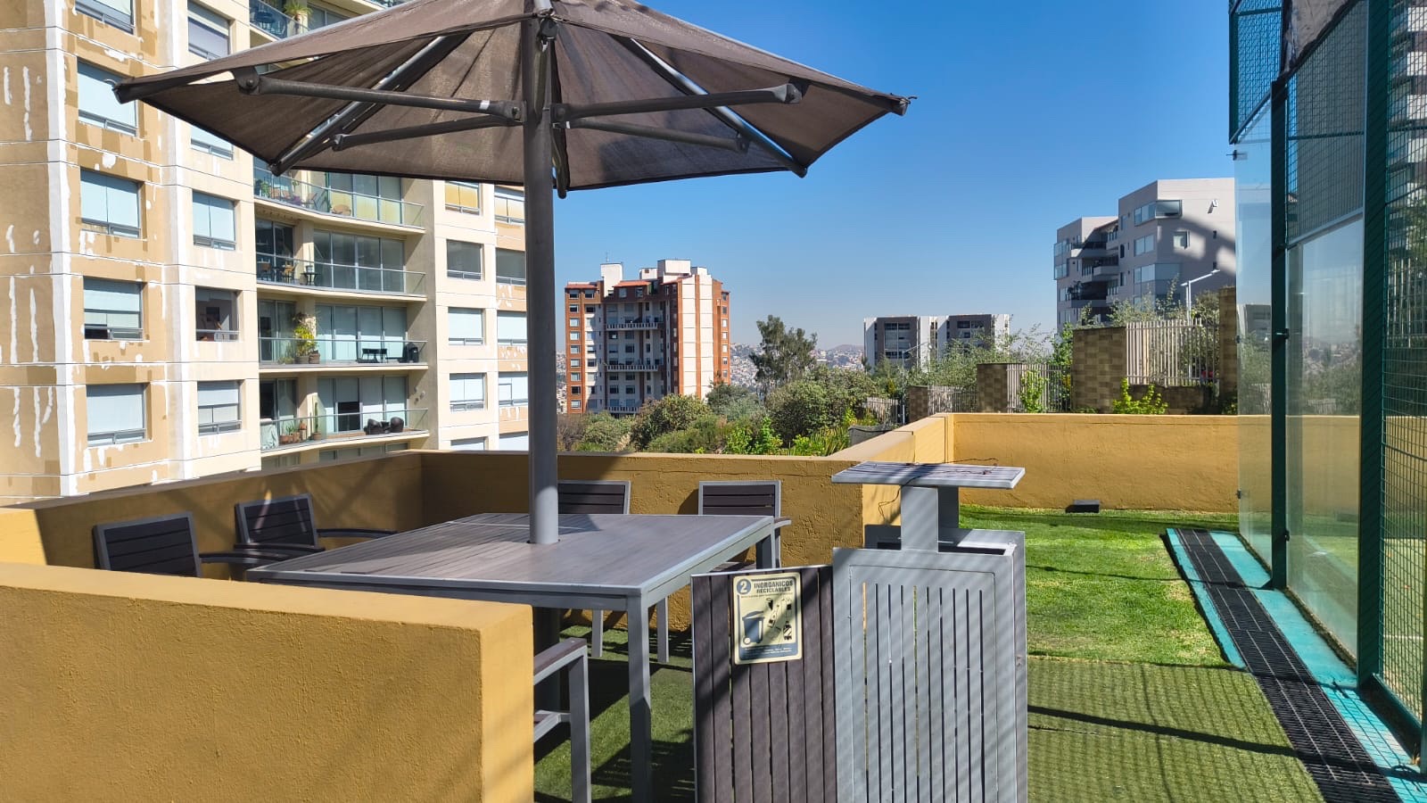 Área exterior con sombrilla y vista