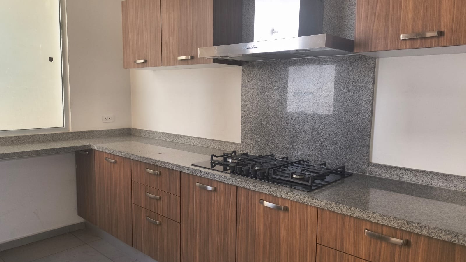 Cocina del departamento en Bosque Real