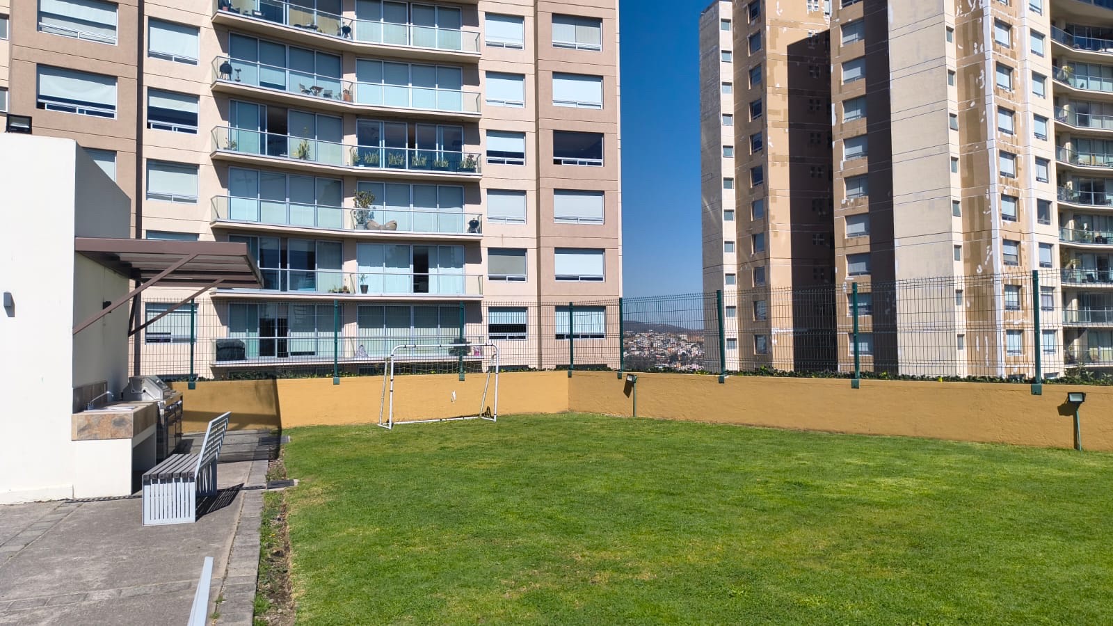 Área verde con edificios